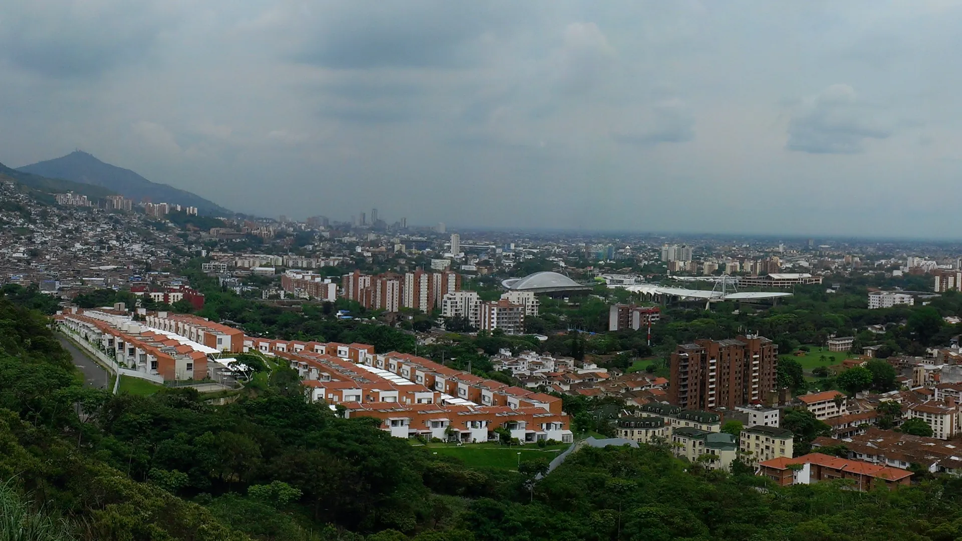 Vista panorámica real de Cali desde Guadalupe, encuadre 2