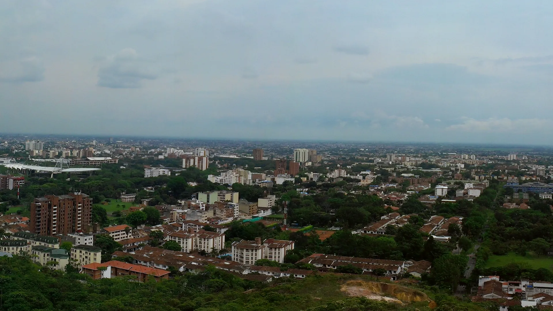 Vista panorámica real de Cali desde Guadalupe, encuadre 5