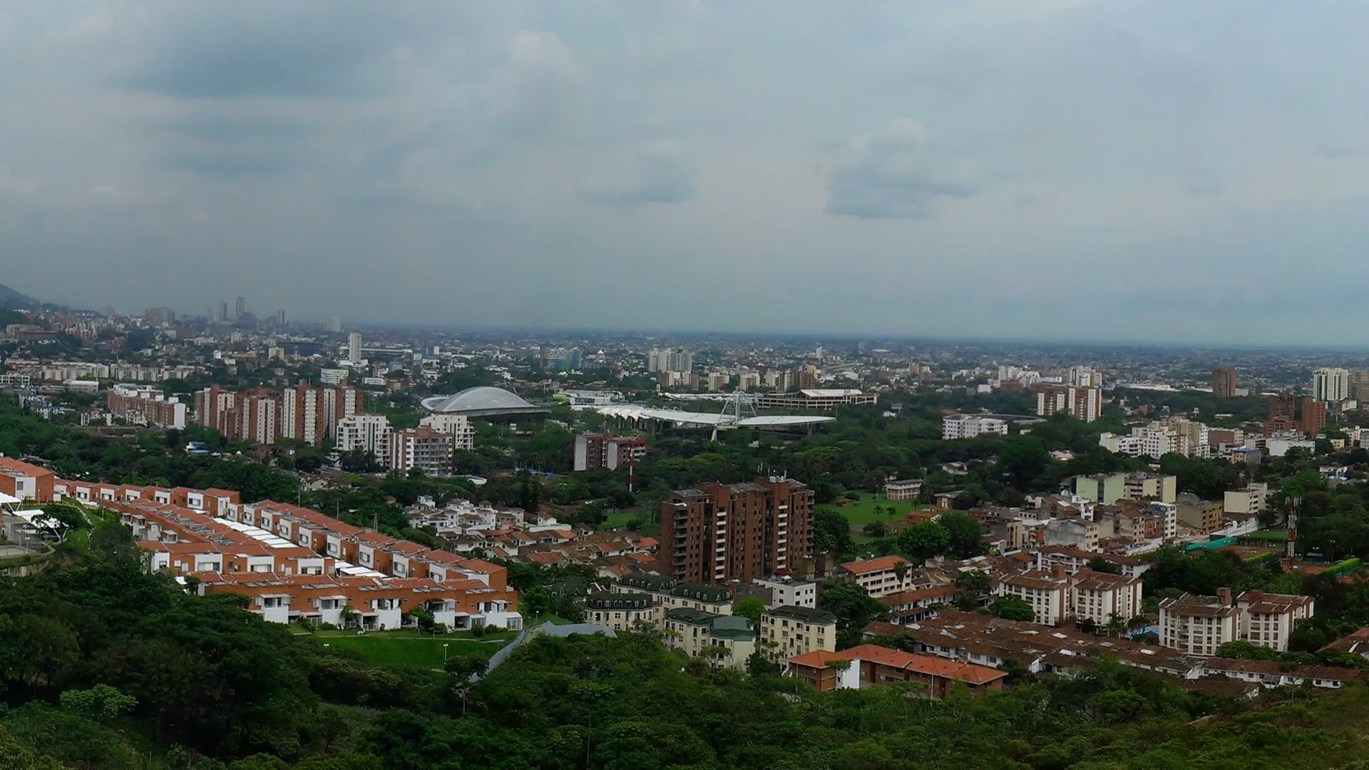 Vista panorámica real de Cali desde Guadalupe, encuadre 3
