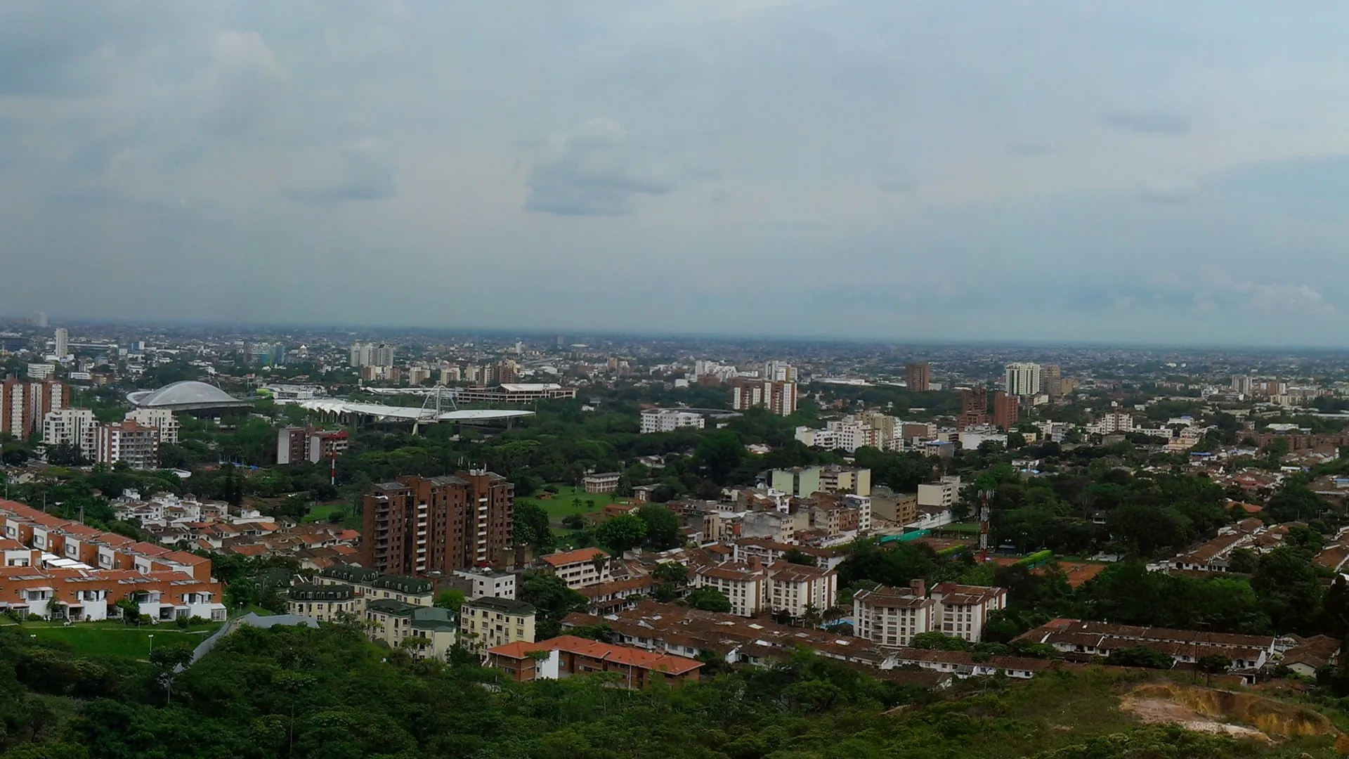 Vista panorámica real de Cali desde Guadalupe, encuadre 4