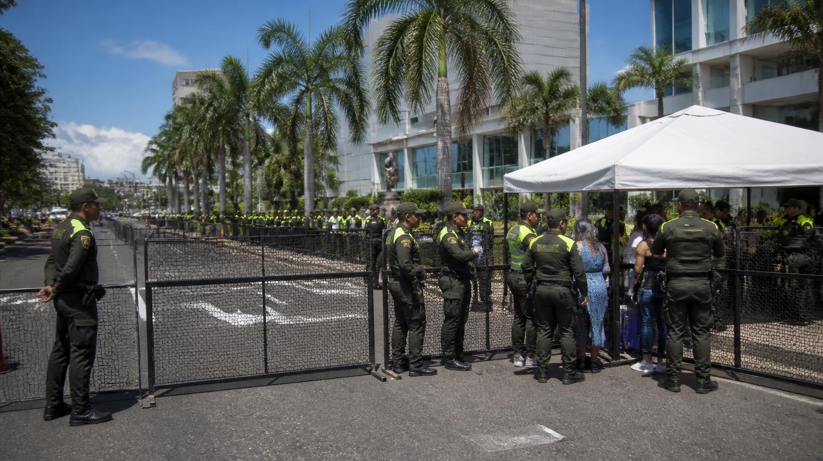 Policía Nacional de Colombia con vallas de control en una avenida de Cali durante un operativo de seguridad